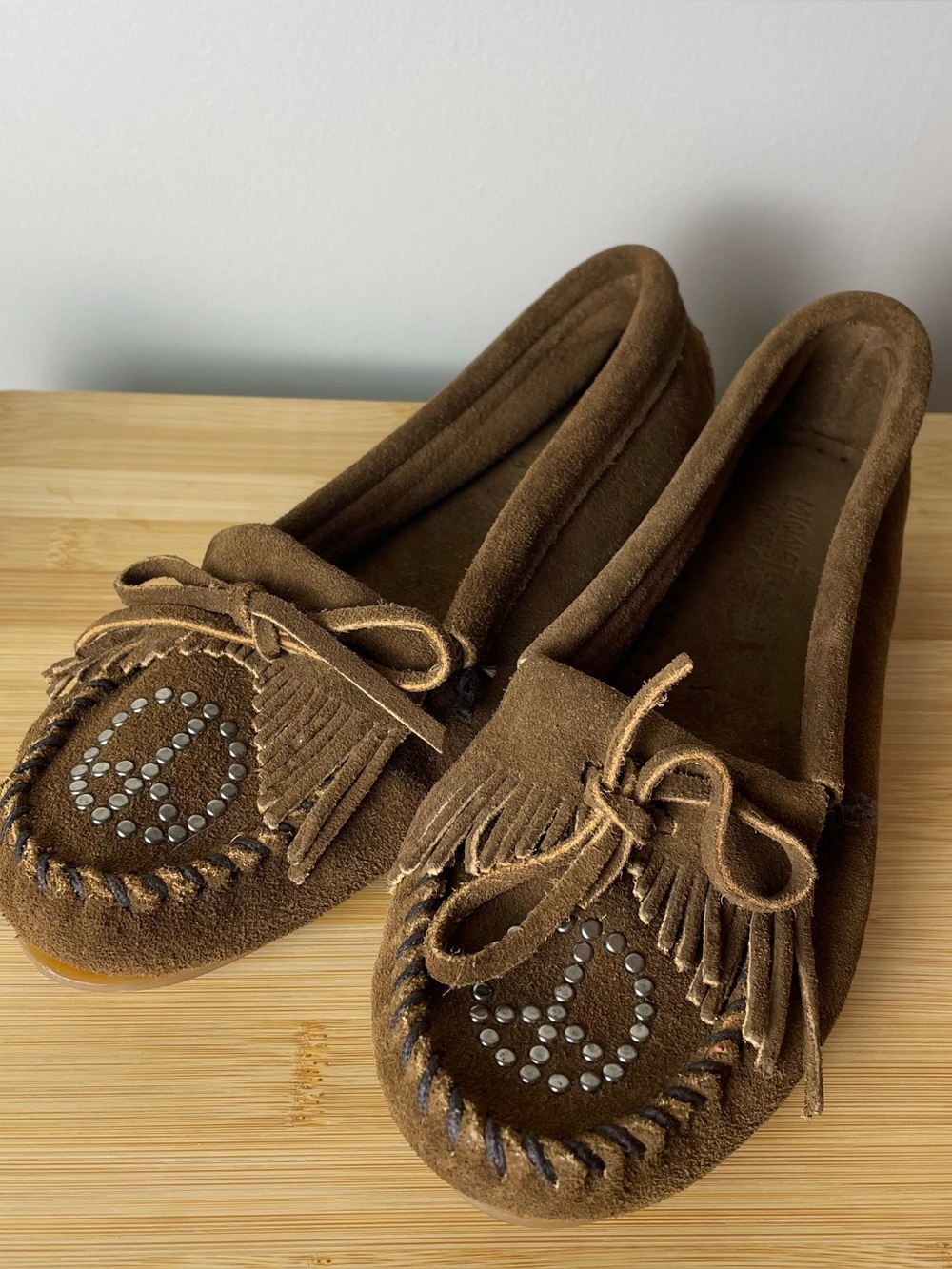 Minnetonka cognac Moccasins Sz 7 with studded peace sign Brown